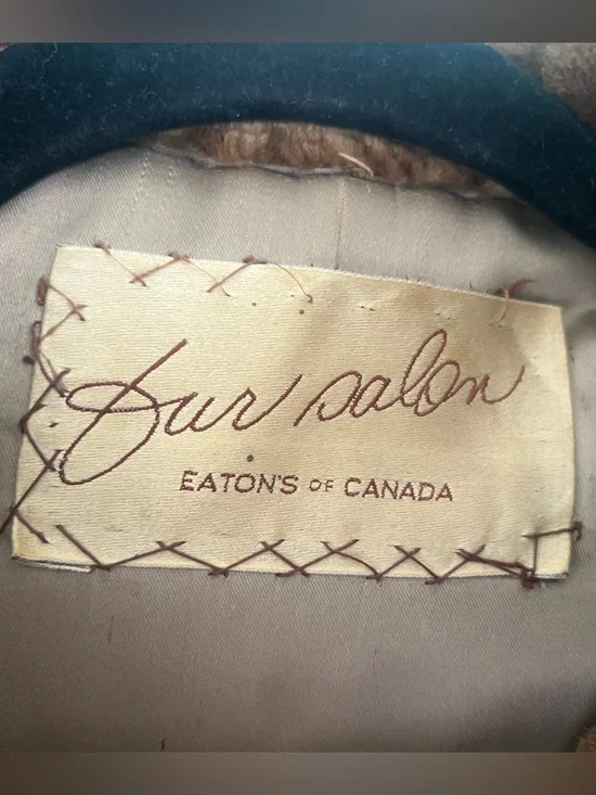 Real Fur Luxurious Vintage Fur Coat – Classic & Elegant - Picture 11 of 15